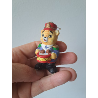 Kerstornament beer van porselein met trommel 4.5x3.5x7cm