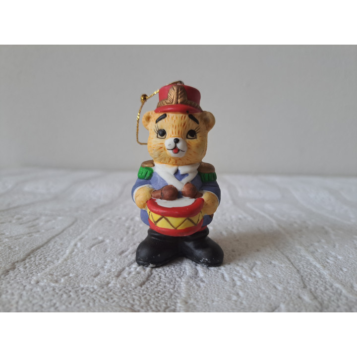 Kerstornament beer van porselein met trommel 4.5x3.5x7cm - dierfiguren