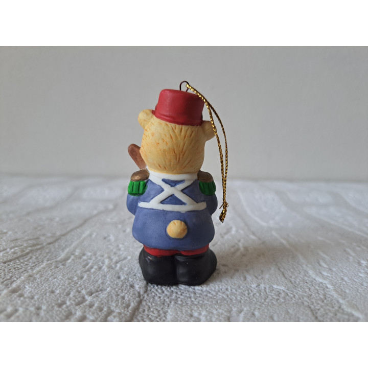 Kerstornament beer van porselein als soldaat 4.5x3.5x7cm - dierfiguren