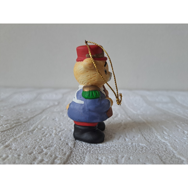 Kerstornament beer van porselein als soldaat 4.5x3.5x7cm - dierfiguren