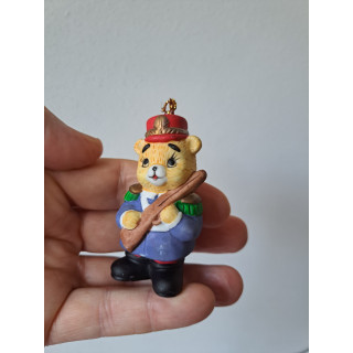 Kerstornament beer van porselein als soldaat 4.5x3.5x7cm