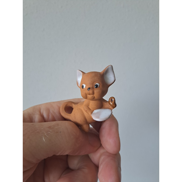 Muis van keramiek zittend op de grond 5x3x5cm