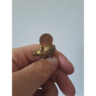 Geluksvarken van koper met 1 Pfennig in rug 3x1.5x3cm