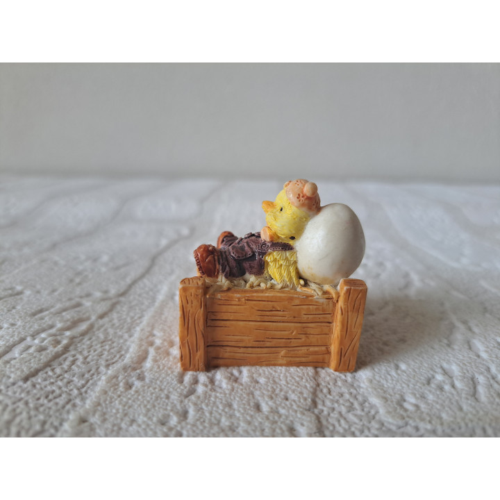 Kuiken van kunsthars zittend in krat met ei 3.5x3x4cm - dierfiguren