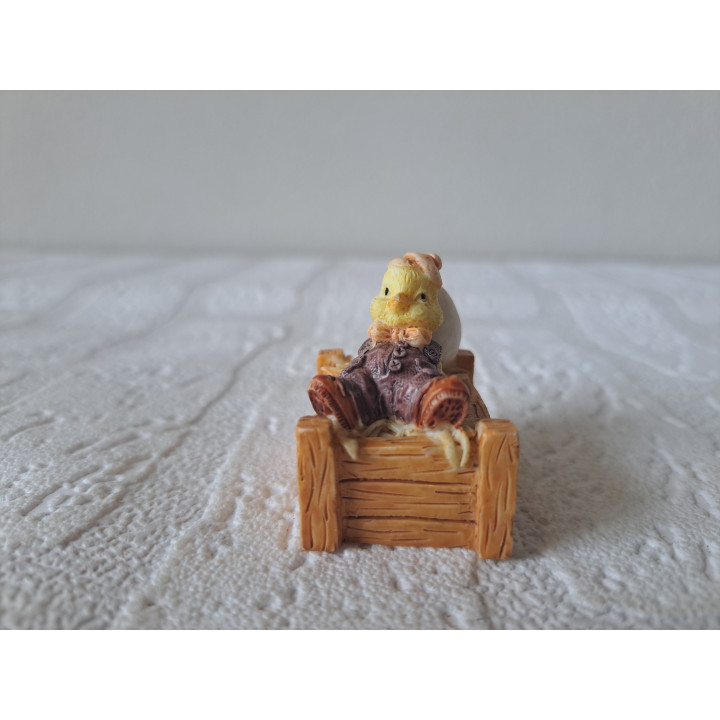 Kuiken van kunsthars zittend in krat met ei 3.5x3x4cm