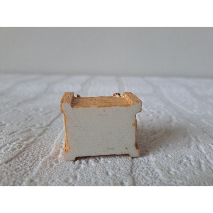 Kuiken van kunsthars zittend in krat met ei 3.5x3x4cm - dierfiguren