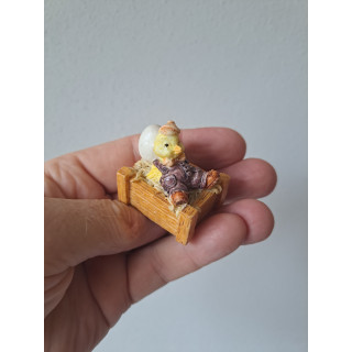 Kuiken van kunsthars zittend in krat met ei 3.5x3x4cm