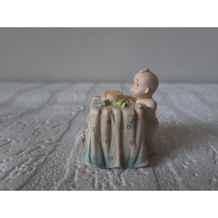 Baby van kunsthars staart naar het eten op tafel 4.5x4.5x5cm - beeldjes