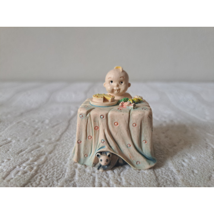Baby van kunsthars staart naar het eten op tafel 4.5x4.5x5cm - beeldjes