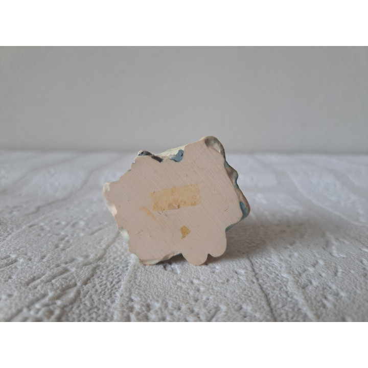 Baby van kunsthars staart naar het eten op tafel 4.5x4.5x5cm - beeldjes