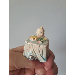 Baby van kunsthars staart naar het eten op tafel 4.5x4.5x5cm