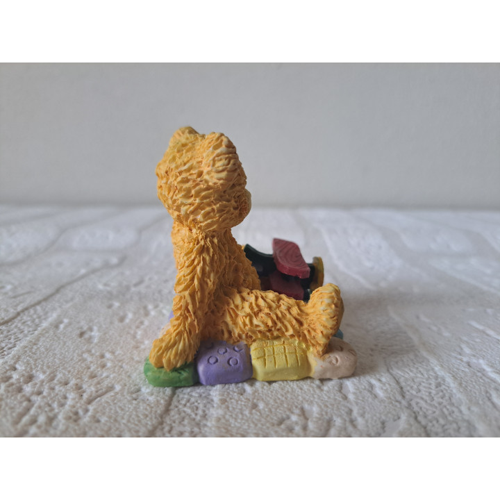 Beer van kunsthars met vliegtuig en speelkleed 5x5x6cm - dierfiguren