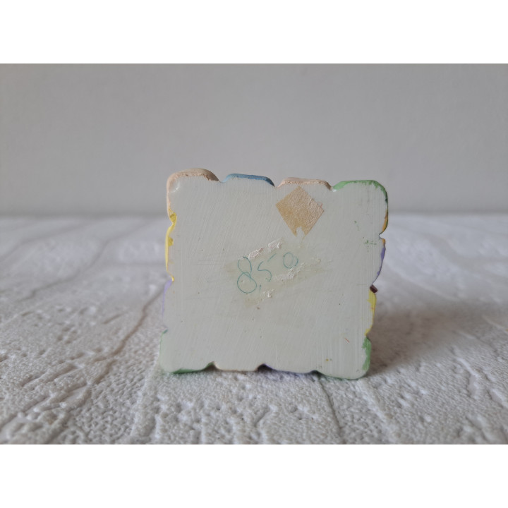 Beer van kunsthars met vliegtuig en speelkleed 5x5x6cm - dierfiguren
