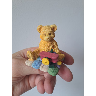 Beer van kunsthars met vliegtuig en speelkleed 5x5x6cm