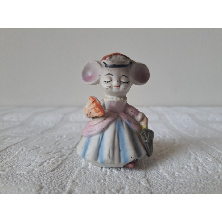 Muis van porselein met jurk en paraplu D5.5xH8cm - dierfiguren
