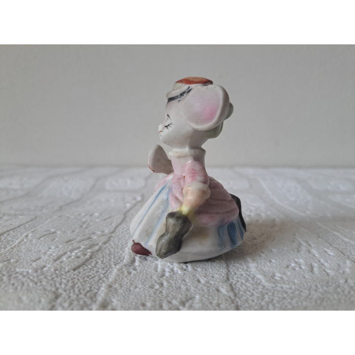 Muis van porselein met jurk en paraplu D5.5xH8cm - dierfiguren