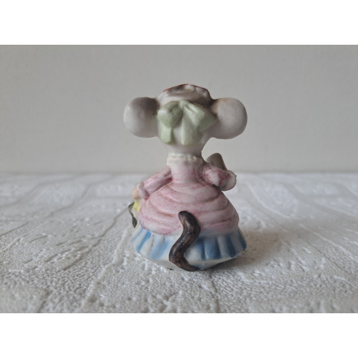 Muis van porselein met jurk en paraplu D5.5xH8cm - dierfiguren