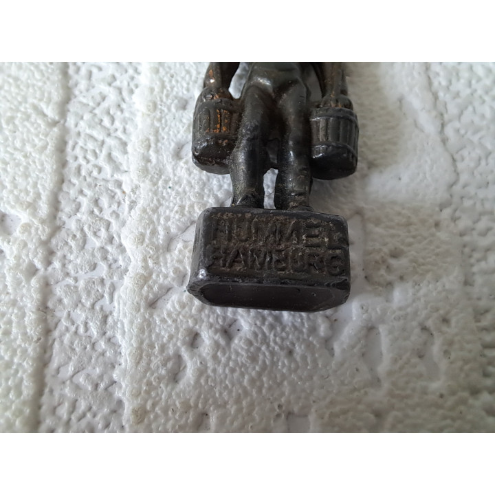 Waterdrager van brons Hummel Hamburg Mors 2x2x5cm - beeldjes