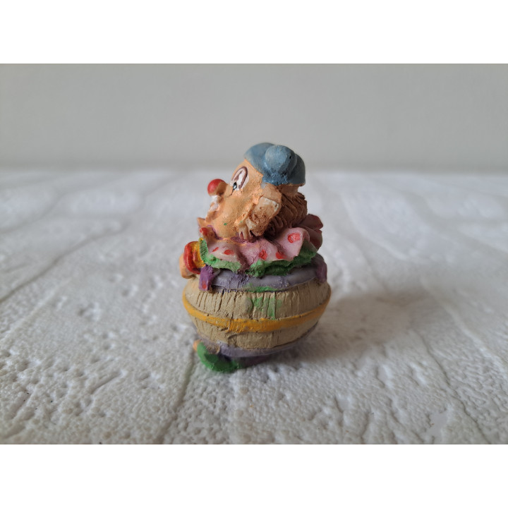 Clown van kunsthars zit vast in wijnvat D3.5xH4.5cm - beeldjes