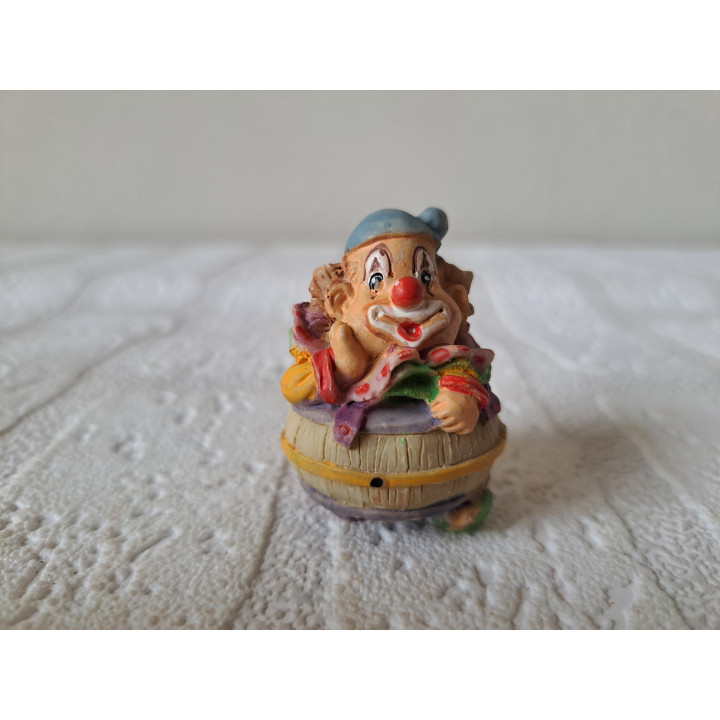 Clown van kunsthars zit vast in wijnvat D3.5xH4.5cm - beeldjes