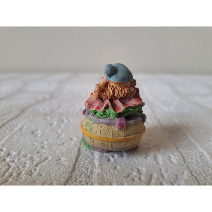 Clown van kunsthars zit vast in wijnvat D3.5xH4.5cm - beeldjes