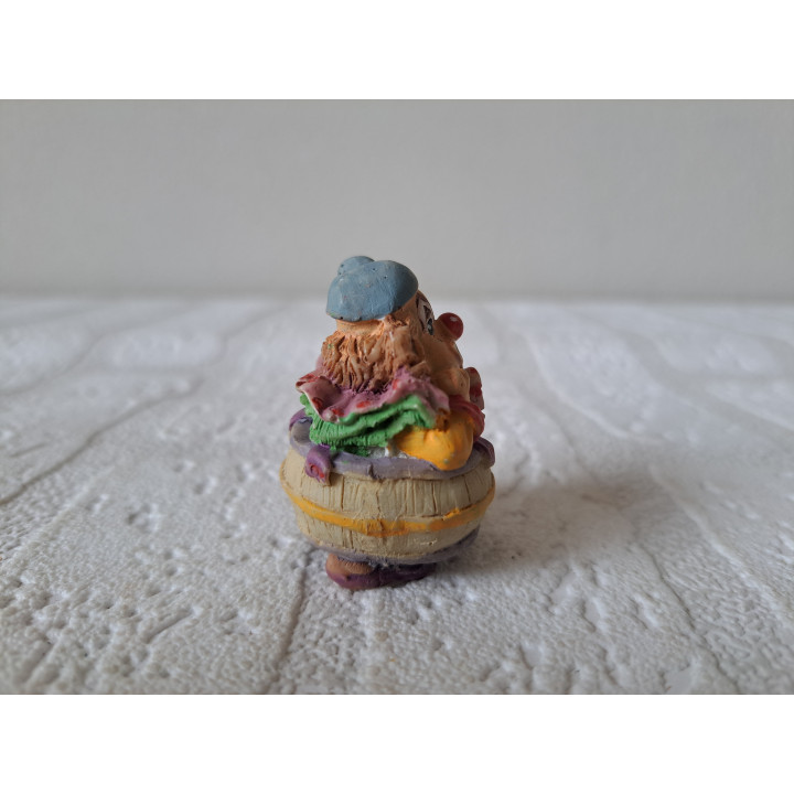 Clown van kunsthars zit vast in wijnvat D3.5xH4.5cm - beeldjes