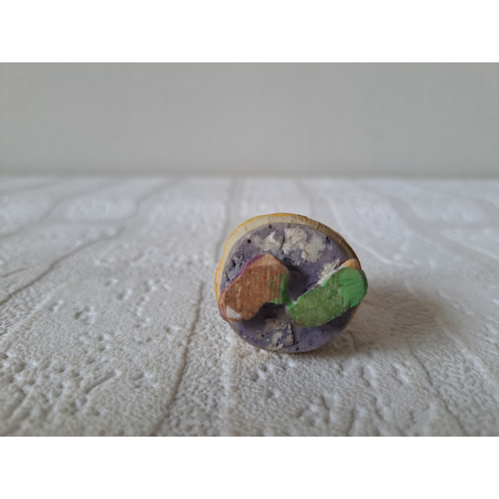 Clown van kunsthars zit vast in wijnvat D3.5xH4.5cm - beeldjes