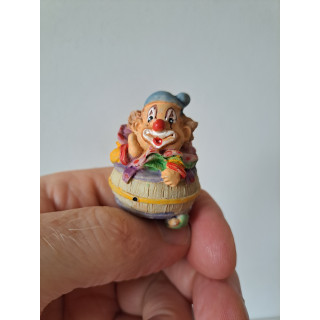 Clown van kunsthars zit vast in wijnvat D3.5xH4.5cm