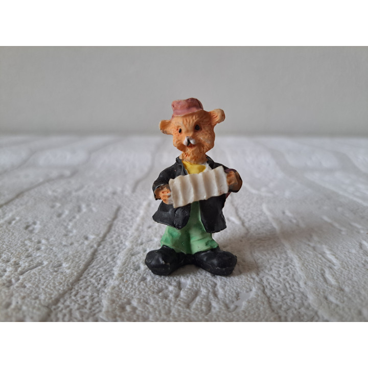 Beer van kunsthars met accordeon 2.5x2x5cm - beeldjes