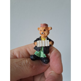 Beer van kunsthars met accordeon 2.5x2x5cm