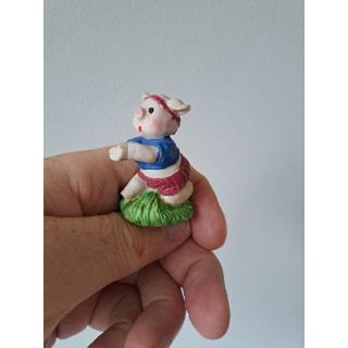 Varken van kunsthars doet aan aerobic 2.5x4x5cm