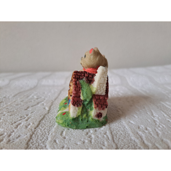 Poezen van kunsthars zitten op een landhuis 6.5x4.5x6cm - beeldjes