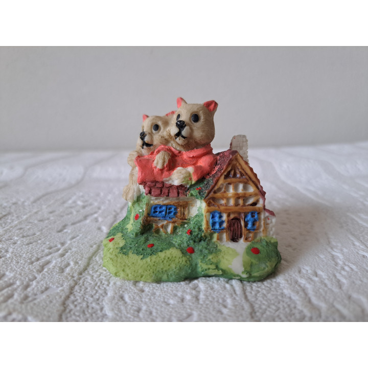 Poezen van kunsthars zitten op een landhuis 6.5x4.5x6cm - beeldjes
