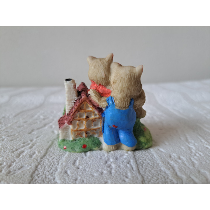 Poezen van kunsthars zitten op een landhuis 6.5x4.5x6cm - beeldjes
