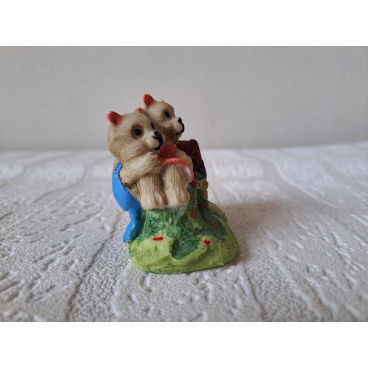 Poezen van kunsthars zitten op een landhuis 6.5x4.5x6cm - beeldjes