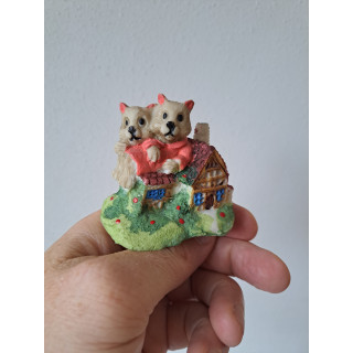 Poezen van kunsthars zitten op een landhuis 6.5x4.5x6cm