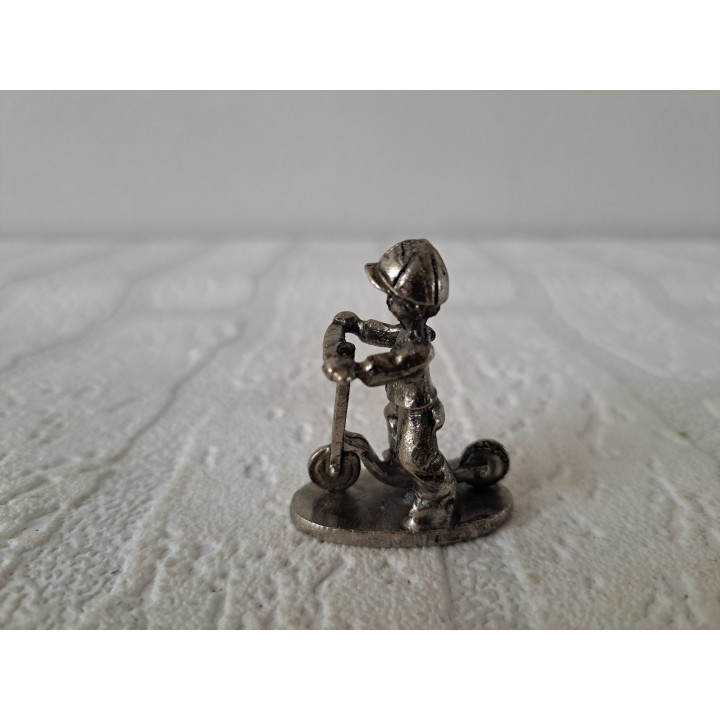 Jong van metaal op step 3.5x1.5x4cm - beeldjes