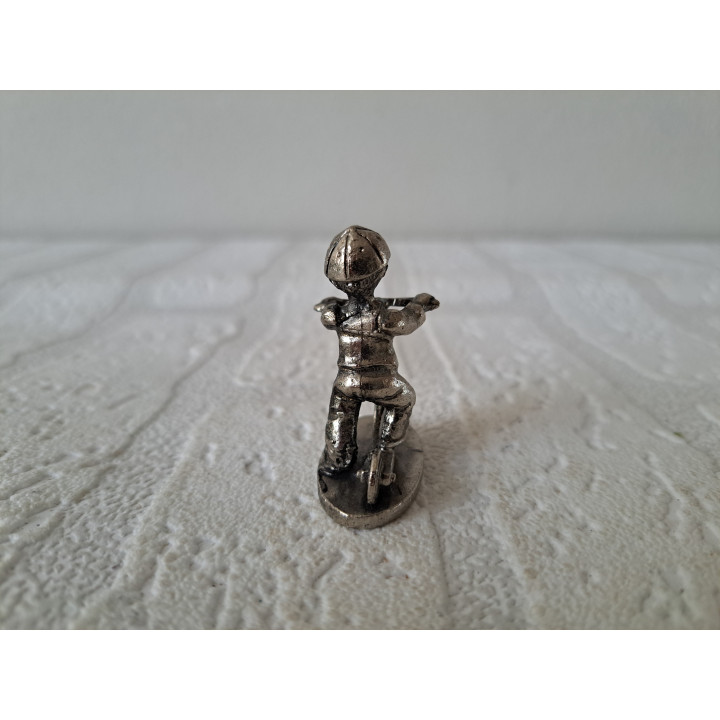 Jong van metaal op step 3.5x1.5x4cm - beeldjes