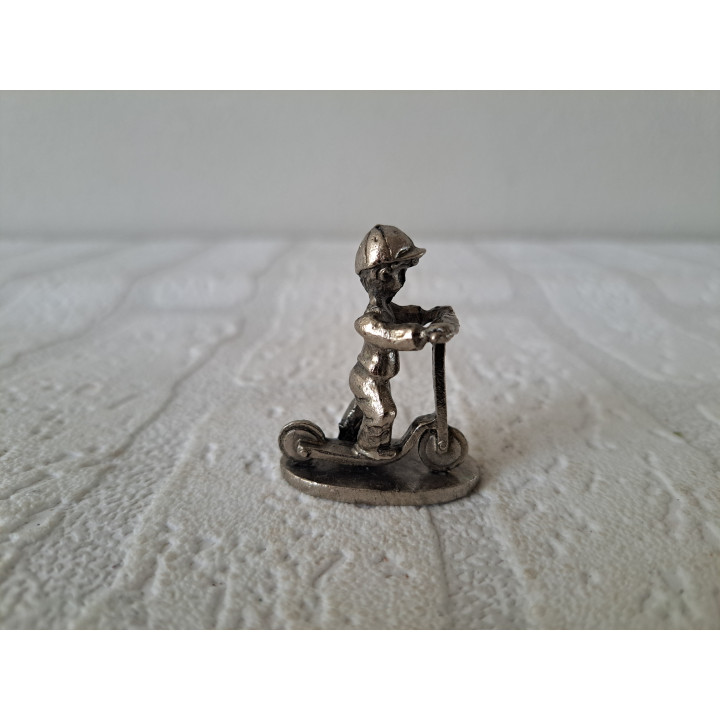 Jong van metaal op step 3.5x1.5x4cm - beeldjes