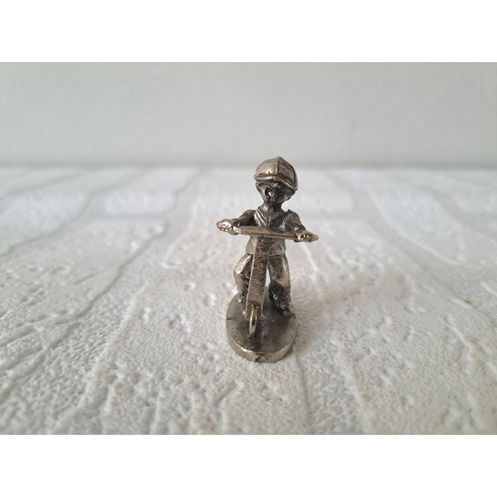 Jong van metaal op step 3.5x1.5x4cm - beeldjes