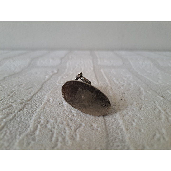 Jong van metaal op step 3.5x1.5x4cm - beeldjes