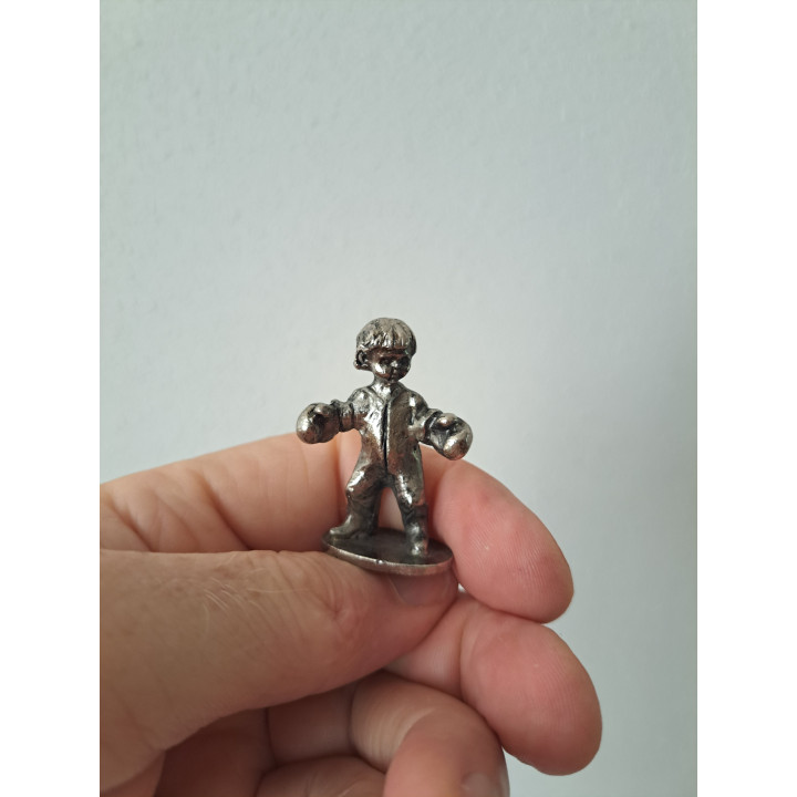 Jong van metaal als bokser 3x1.5x4cm