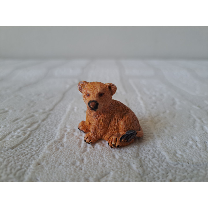 Leeuwenwelp van kunsthars 3.5x2.5x3cm - dierfiguren