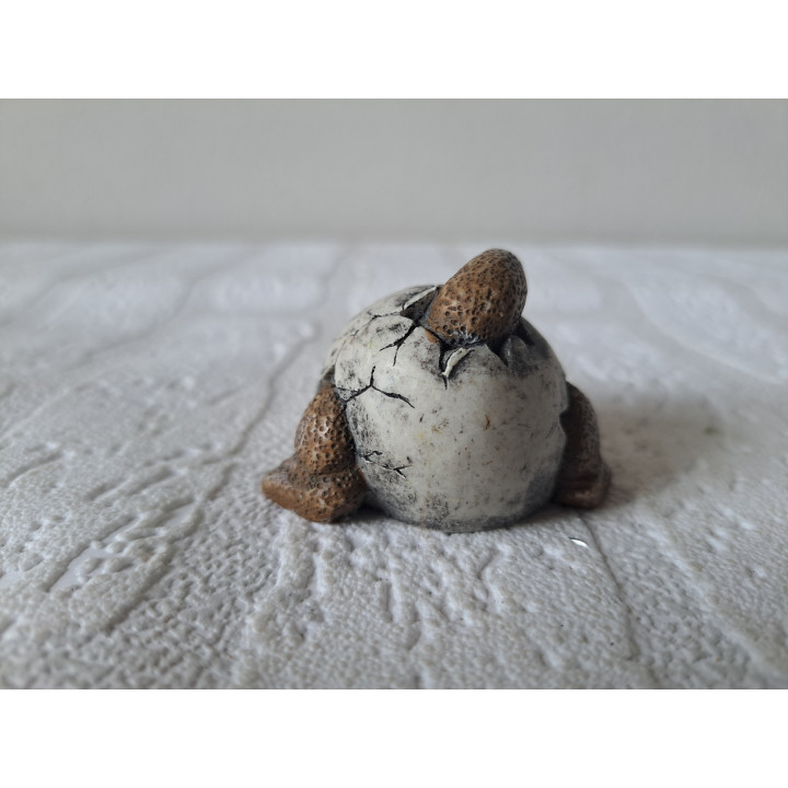 Baby dinosaurus van kunsthars kruipt uit ei 6x5.5x4cm - beeldjes