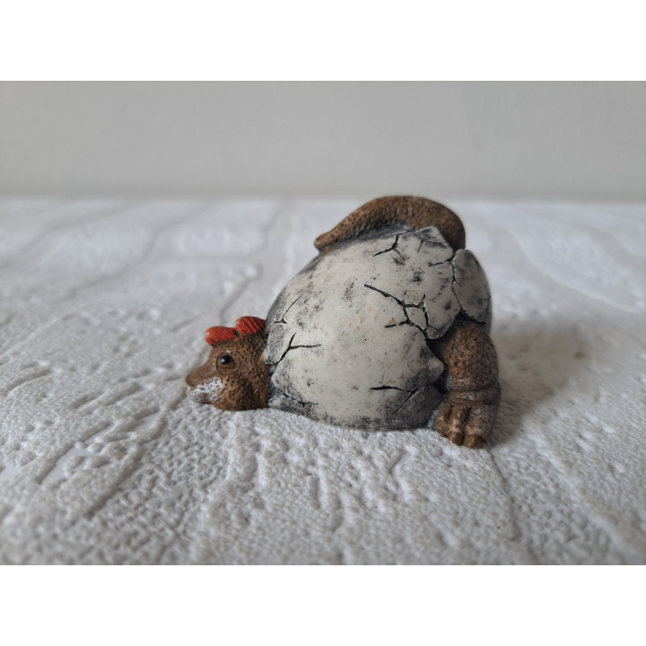 Baby dinosaurus van kunsthars kruipt uit ei 6x5.5x4cm - beeldjes