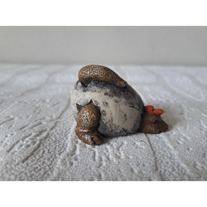 Baby dinosaurus van kunsthars kruipt uit ei 6x5.5x4cm - beeldjes