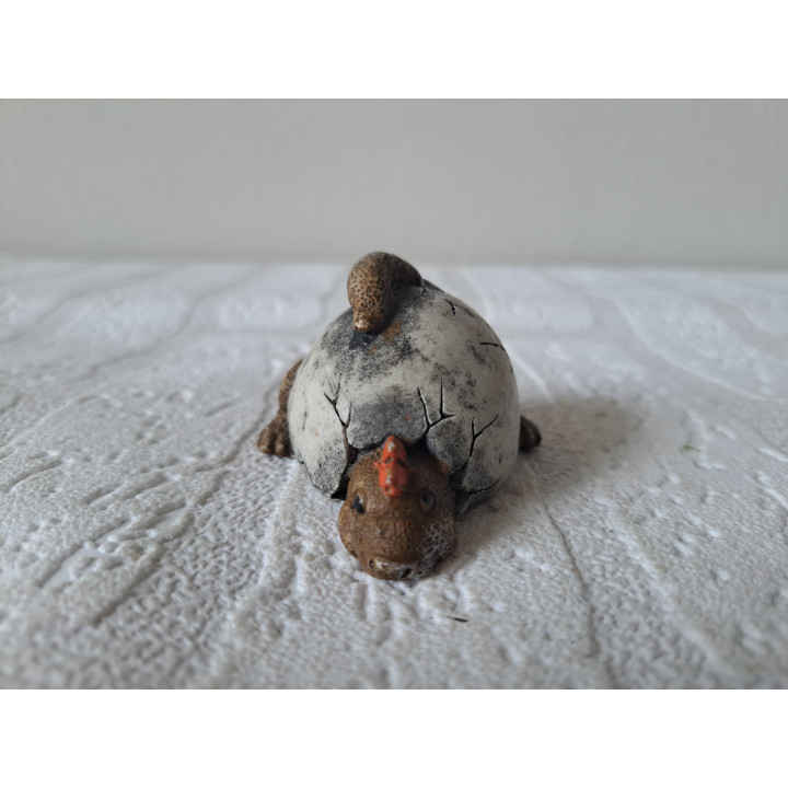 Baby dinosaurus van kunsthars kruipt uit ei 6x5.5x4cm - beeldjes
