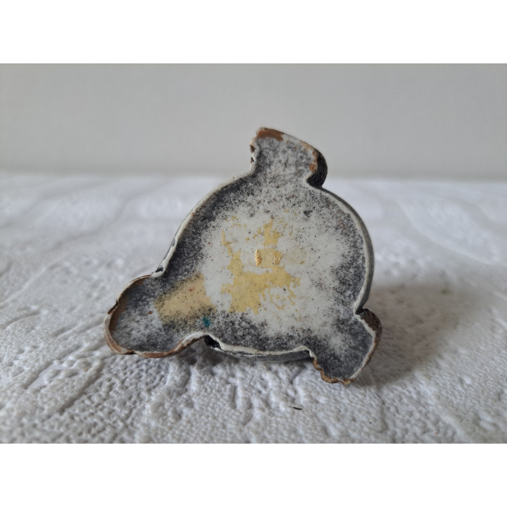 Baby dinosaurus van kunsthars kruipt uit ei 6x5.5x4cm - beeldjes