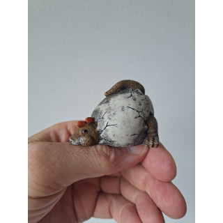 Baby dinosaurus van kunsthars kruipt uit ei 6x5.5x4cm