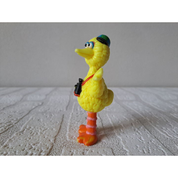 Pino van hard rubber met verrekijker Sesamstraat 7x4x10.5cm - sesamstraat